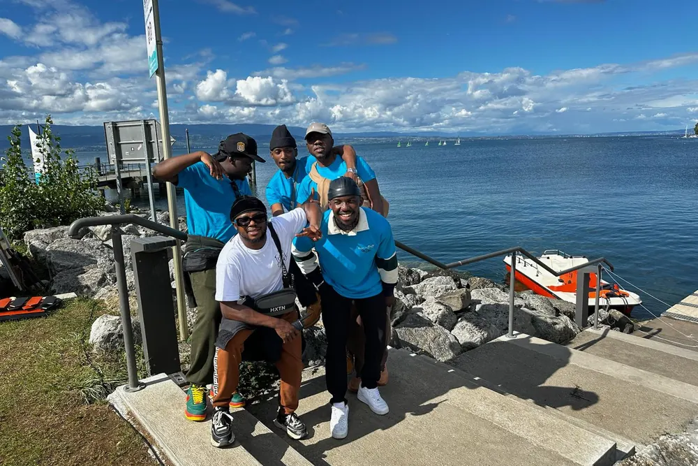 Cinq membres de CERICLUB réunis au bord du lac Léman, pendant l’événement IRON ART à Sciez.