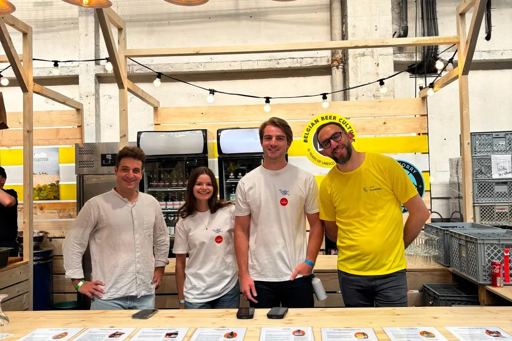 Des membres de CERICLUB au comptoir qu’ils tiennent pendant le Lyon Street Food Festival.