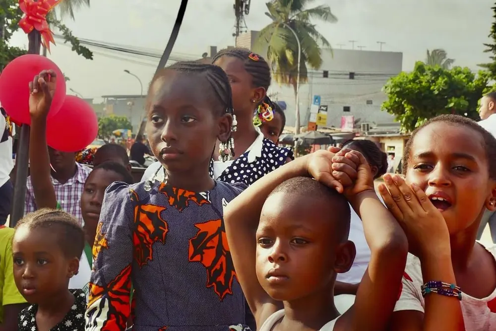 Des enfants réunis lors de l’action de Noël solidaire organisée à Abidjan.